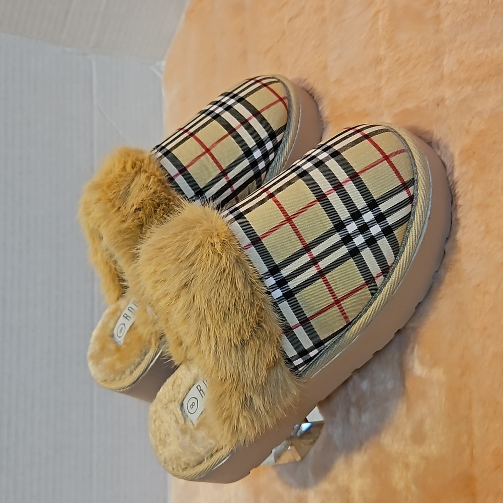 (NWT) CHECKERED SLIDES
